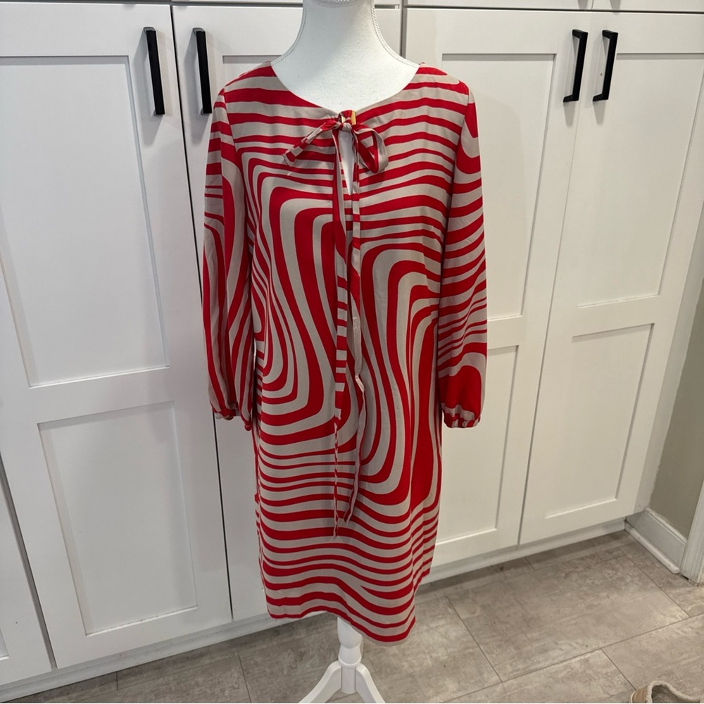 Tahari arthur s Levine Red tan mod print Tie-Neck shift dress Sz 8 back zip